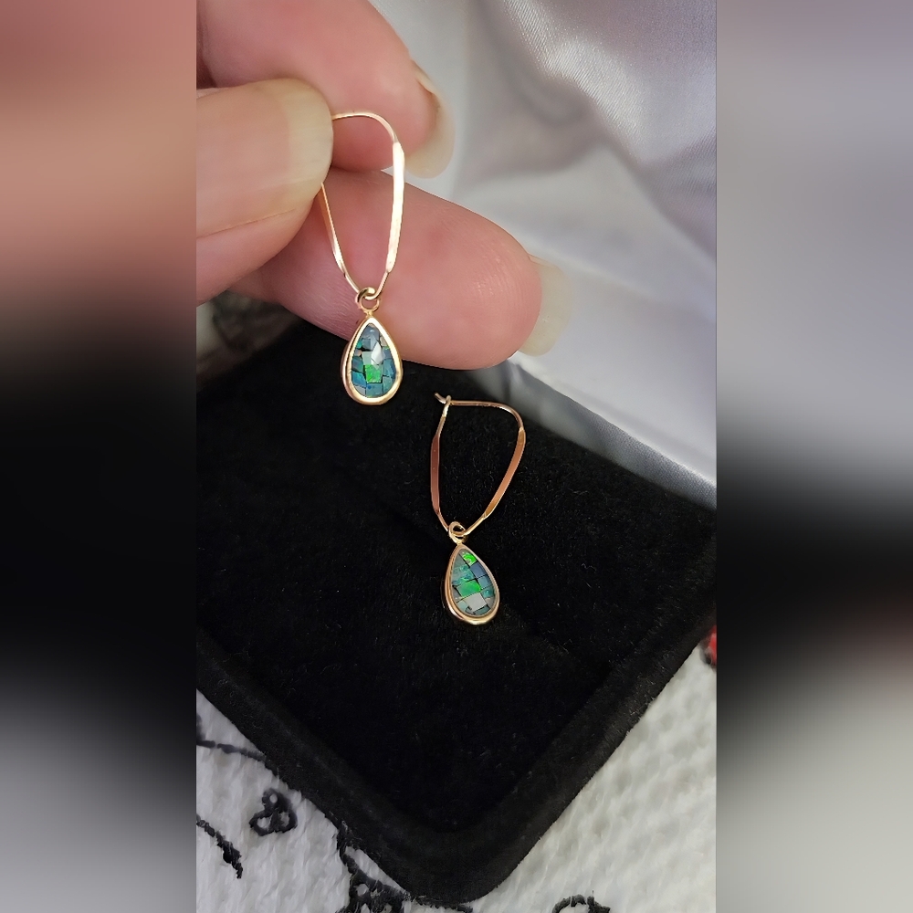 14k Yellow Gold, Genuine Australian Opal, Vintage, Pear-Shaped, Earrings! ✨️✨️✨️
